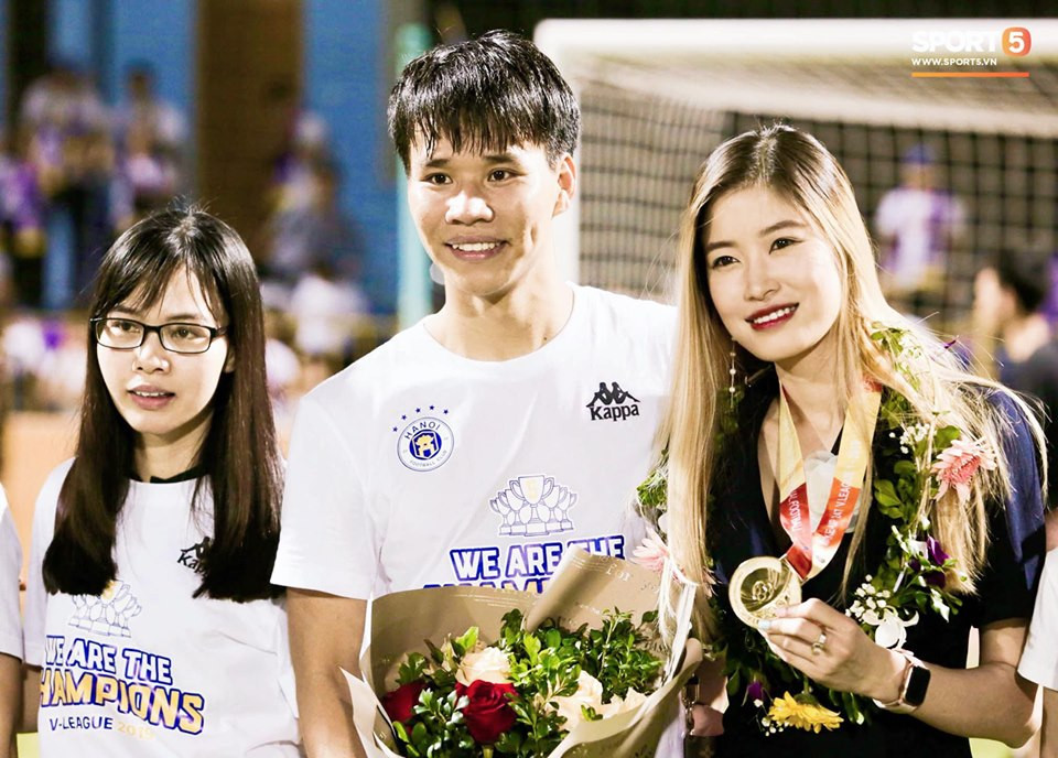 CLB Hà Nội FC nhận chiếc cúp vô địch V-League 2019 sau trận thua Than Quảng Ninh.