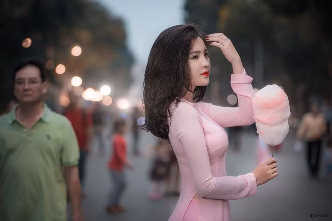 Vẻ đẹp của Thùy Dương được nhiều dân mạng cho là trong veo, ngọt ngào và có nét riêng.