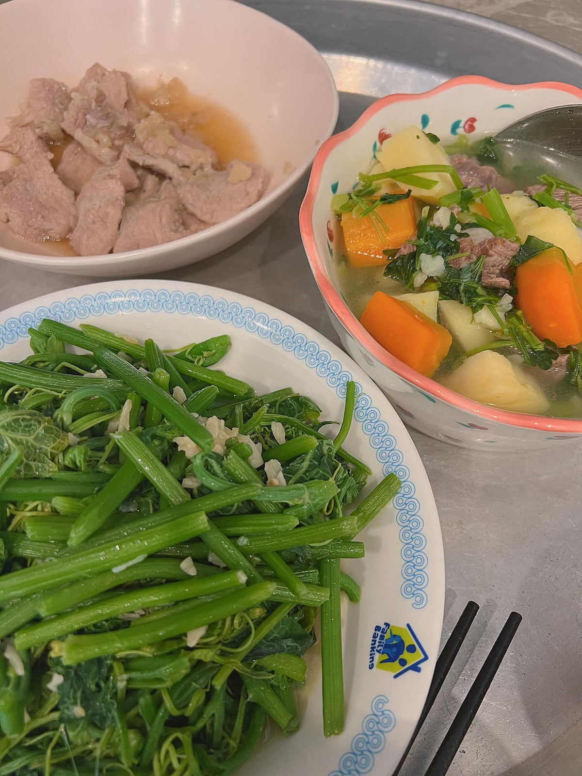 "Người ta thường khoe về mâm cơm của bà ngoại, bà nội nấu cho con, của chồng nấu cho vợ khi ở cữ, nhưng riêng em rất tự hào và hạnh phúc khi có Bố" - Chị Linh tâm sự.