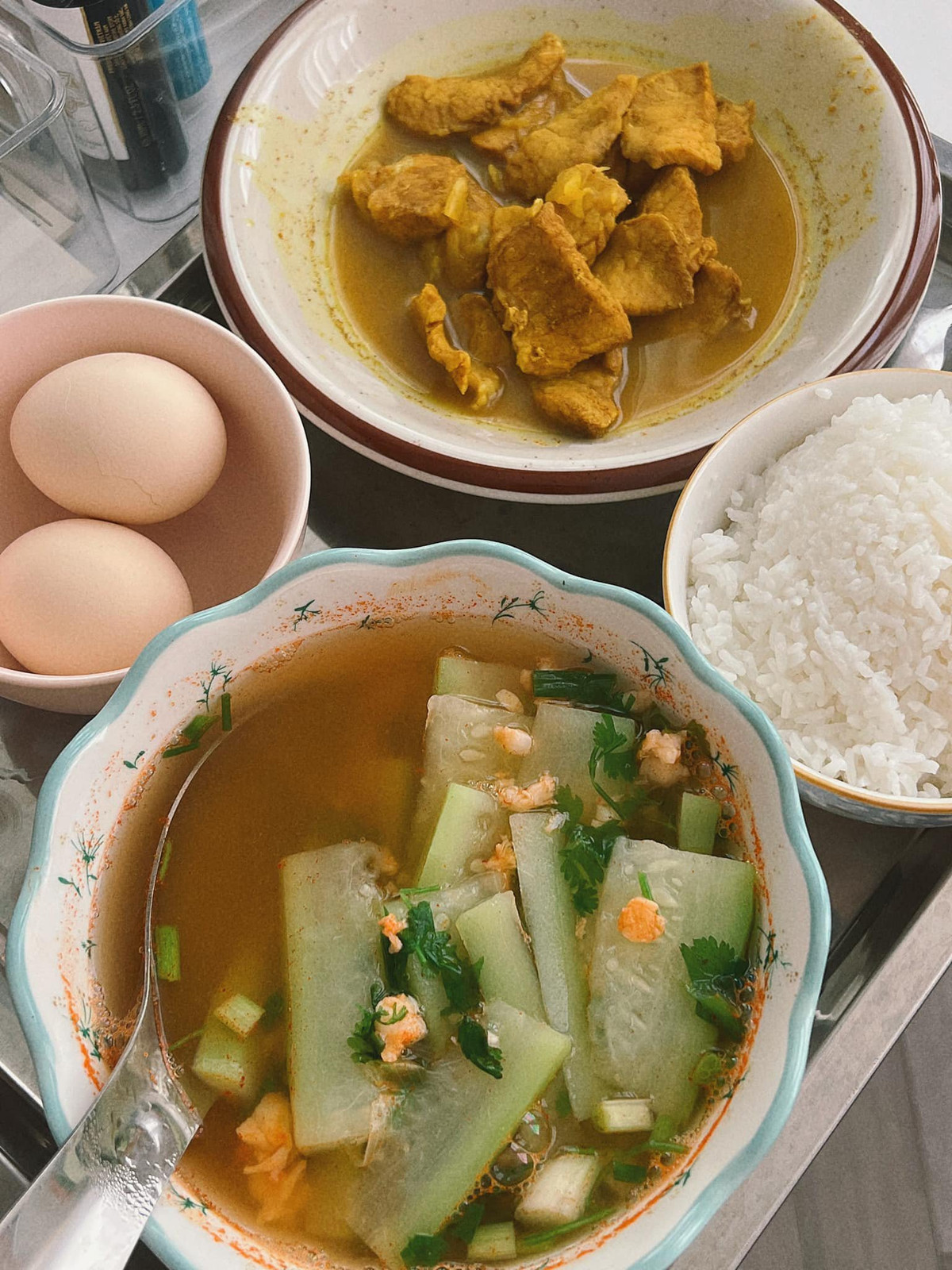 Được biết, thời gian ở cũ, chị quyết định về nhà bố mẹ đẻ. Suốt 6 tháng, từ khi con lọt lòng đến lúc con biết lật, biết chơi, mẹ chị là người đi chợ mua đồ ăn hàng ngày, còn bố sẽ đảm nhận việc chế biến những thức ăn đó.