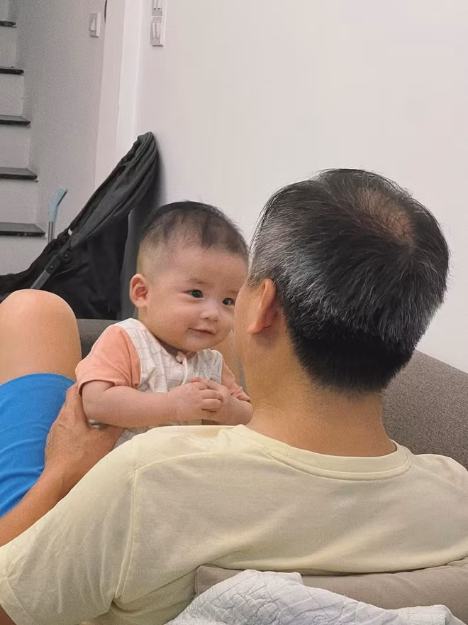 Phụ nữ sau sinh cần nghỉ ngơi sau cuộc vượt cạn, tâm trạng cũng thoải mái để không bị stress hay suy nghĩ gì nhiều. Chính vậy nhiều người bày tỏ rất ngưỡng mộ với mẹ bỉm: "Được ông ngoại nấu ăn cho thì yên tâm ở cũ rồi", "lúc mới đẻ quan trọng nhất là tinh thần, có ông ngoại yêu thương thế này thì mẹ bỉm yên tâm chăm con rồi nhé".