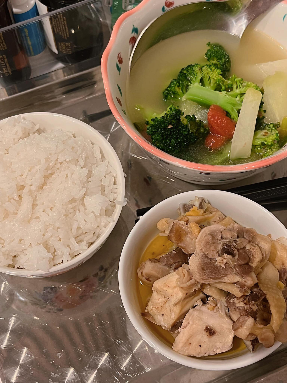 Những mâm cơm giản đơn nhưng đầy đủ dinh dưỡng và chất chứa tình yêu thương của người bố đối với con gái.