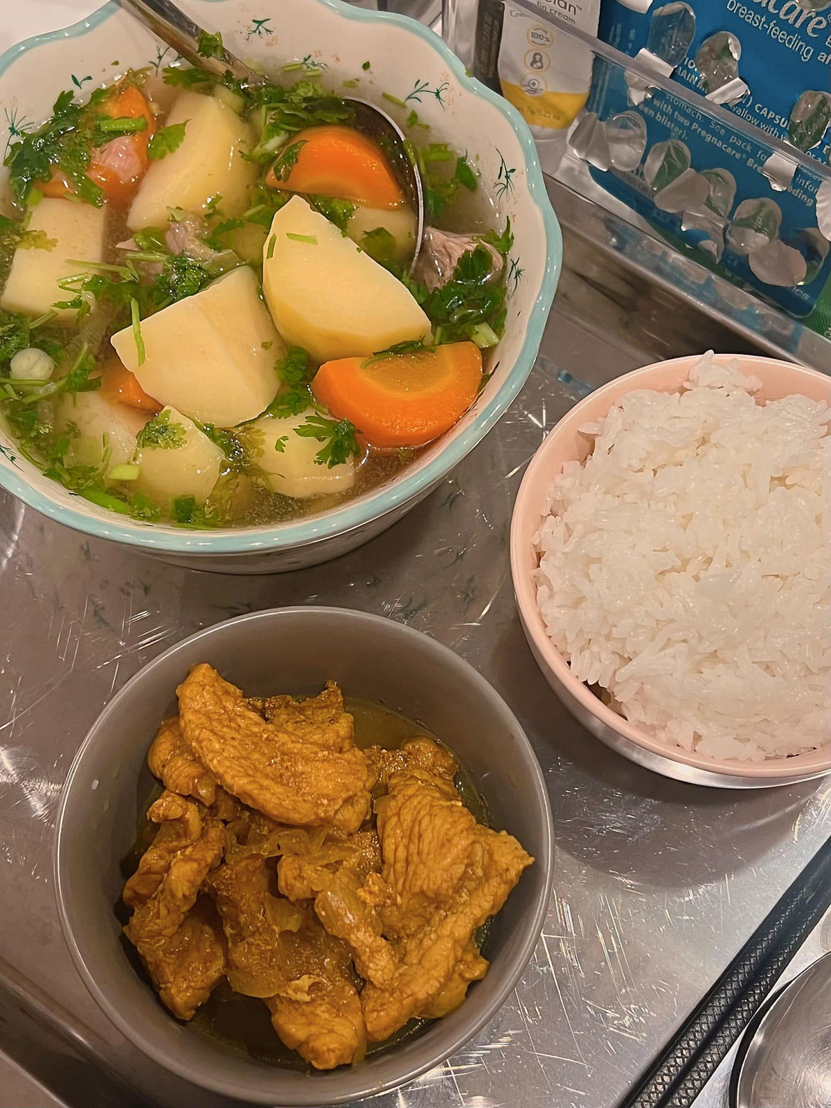 Mâm cơm với canh rau củ, thịt kho.