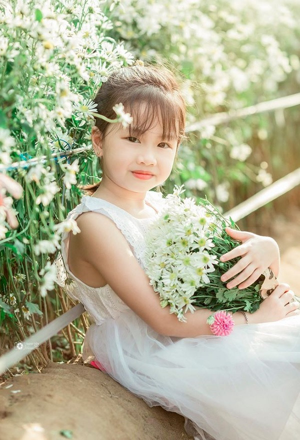 Từ đầu mùa đến nay, đã có rất nhiều bộ ảnh của các mẫu nhí được đăng tải trên mạng xã hội và bộ nào cũng được dân mạng nhiệt tình khen ngợi vì độ trong trẻo, dễ thương của các bé.