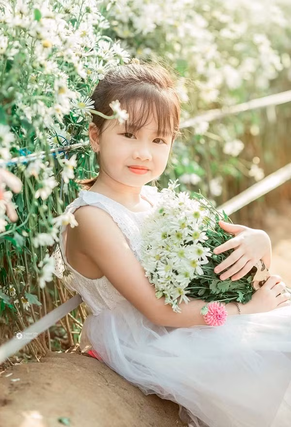 Từ đầu mùa đến nay, đã có rất nhiều bộ ảnh của các mẫu nhí được đăng tải trên mạng xã hội và bộ nào cũng được dân mạng nhiệt tình khen ngợi vì độ trong trẻo, dễ thương của các bé.