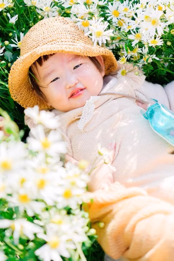 Tuy nhiên, năm nay, hình ảnh các mẫu nhí trong vườn cúc hoạ mi mới được dân mạng yêu thích.