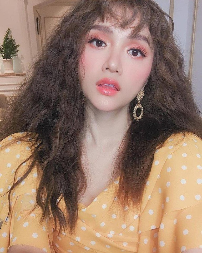 Hương Giang là người đẹp chuyển giới đầu tiên thử sức với mái tóc xù, đây cũng là hình tượng xuyên suốt được ca sĩ sử dụng trong MV Em hơi mệt với bạn thân anh. Hoa hậu Chuyển giới Quốc tế 2018 chưa bao giờ làm người hâm mộ thất vọng, ở tuổi 28 người đẹp vẫn trẻ trung, không ngại thực hiện các biểu cảm đáng yêu trên sóng truyền hình.