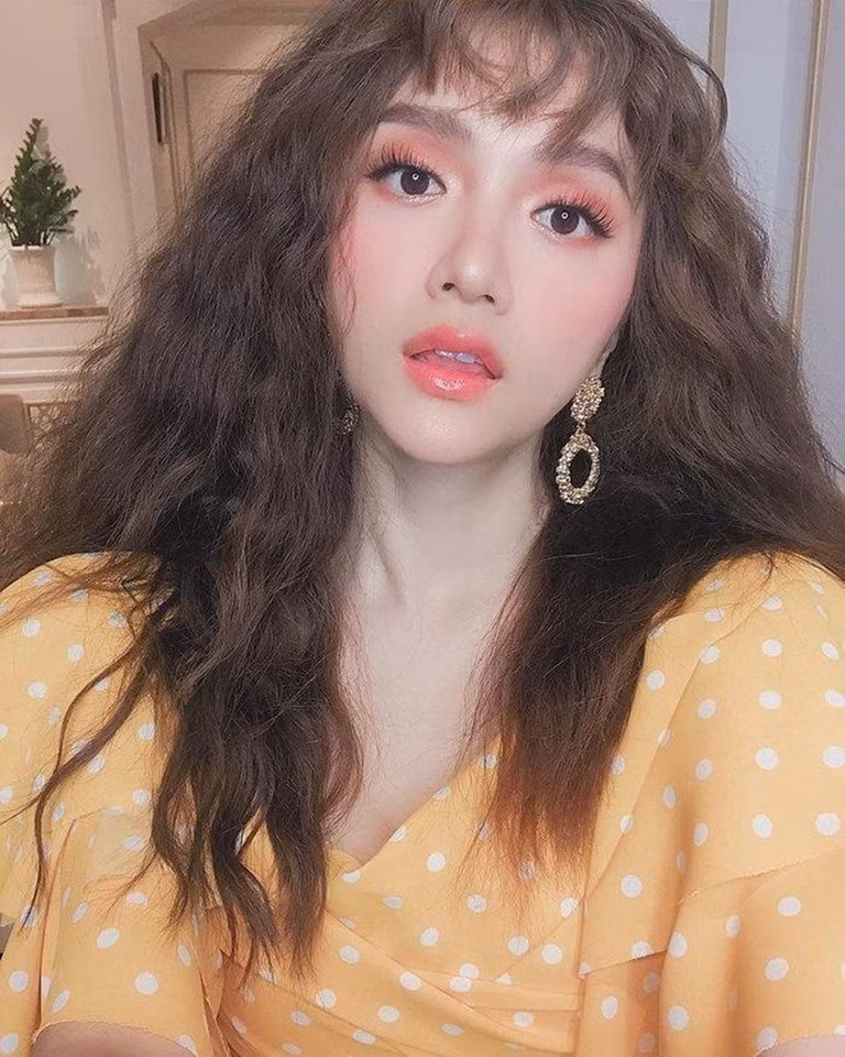 Hương Giang là người đẹp chuyển giới đầu tiên thử sức với mái tóc xù, đây cũng là hình tượng xuyên suốt được ca sĩ sử dụng trong MV Em hơi mệt với bạn thân anh. Hoa hậu Chuyển giới Quốc tế 2018 chưa bao giờ làm người hâm mộ thất vọng, ở tuổi 28 người đẹp vẫn trẻ trung, không ngại thực hiện các biểu cảm đáng yêu trên sóng truyền hình.