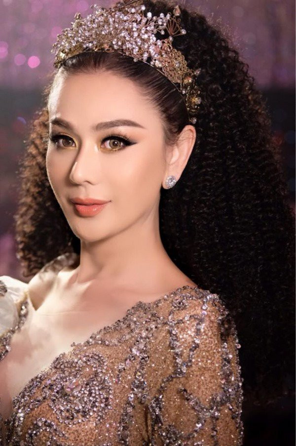 Khác với hình ảnh nhẹ nhàng, hơi hướng Hàn Quốc như Hương Giang và Lynk Lee, Lâm Khánh Chi lại cho thấy nét sắc sảo và nữ quyền khi để mái tóc xù lọn nhỏ. Ca sĩ vẫn thường để tóc uốn nhẹ nhàng nên đây được xem là sự thay đổi lớn nhất từ trước đến nay. Bộ cánh đính đá lấp lánh đi cùng vương miện đội đầu mang lại hình ảnh beauty queen cho người đẹp.