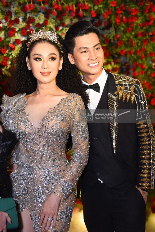 Giọng ca Tình mộng trong mơ thực hiện outfit này khi cùng chồng tổ chức đám cưới tập thể cho cộng đồng LGBT. (Ảnh: YAN)