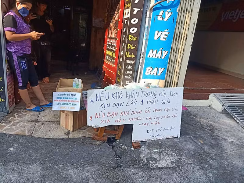 Khắp nơi trên đường phố tại Sài Gòn và Hà Nội, câu "Nếu khó khăn xin hãy lấy một phần" đều xuất hiện khiến ai nhìn thấy cũng cực kỳ ấm lòng.
