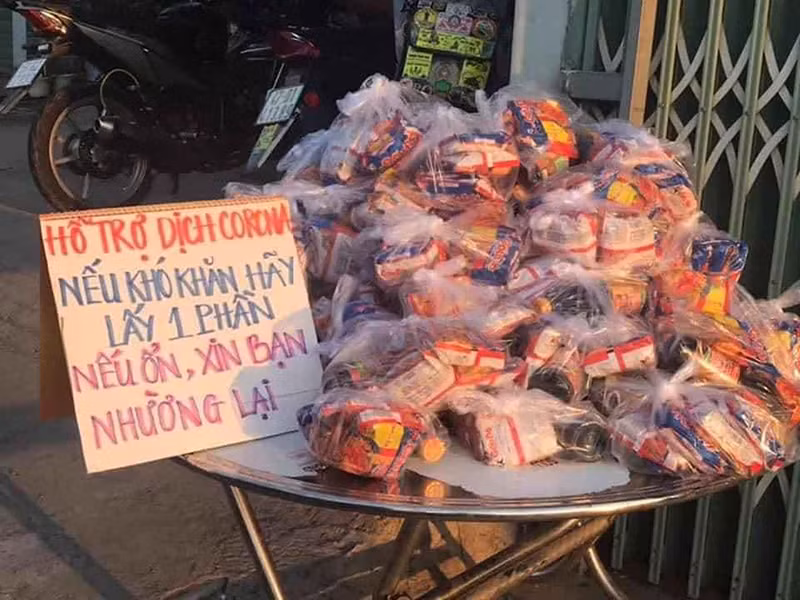 Các gói quà được bọc cẩn thận, dành tặng với thái độ cực kỳ trân trọng.