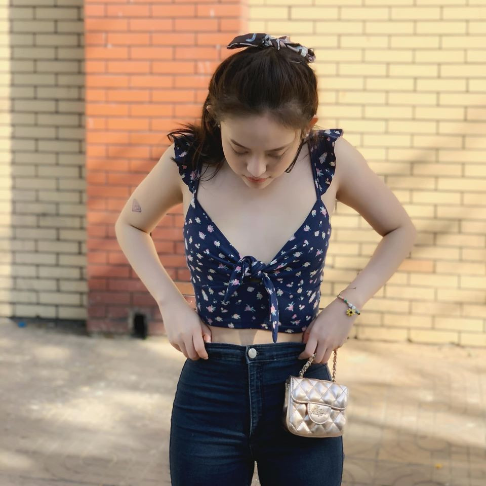 Sau khi trở lại Sài Gòn để sinh sống và làm việc, hot girl Cà Mau ngay lập tức kêu than chuyện "cái miệng hại cái thân". Ở quê ăn nhiều nên giờ phải bóp mồm bóp miệng.