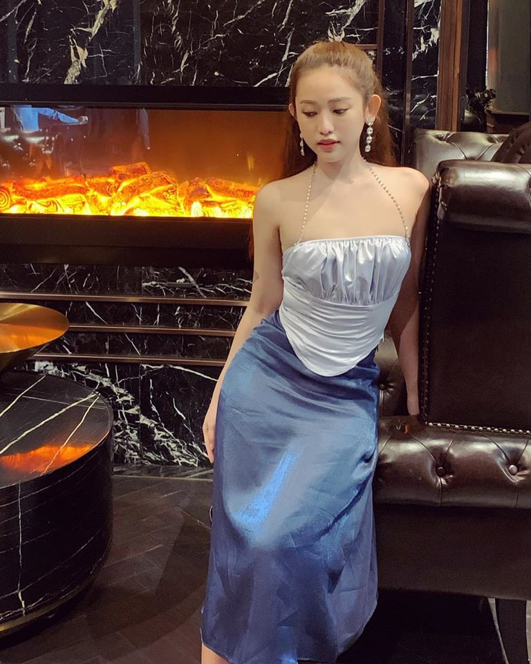 "Trông người nhỏ xíu mà ăn nhiều thật, thế này thì hỏng hết dáng Thúy Vi ơi", "Mỗi lần về quê mình cũng không tiết chế được cái miệng y như Vi vậy" - Dân mạng bình luận.