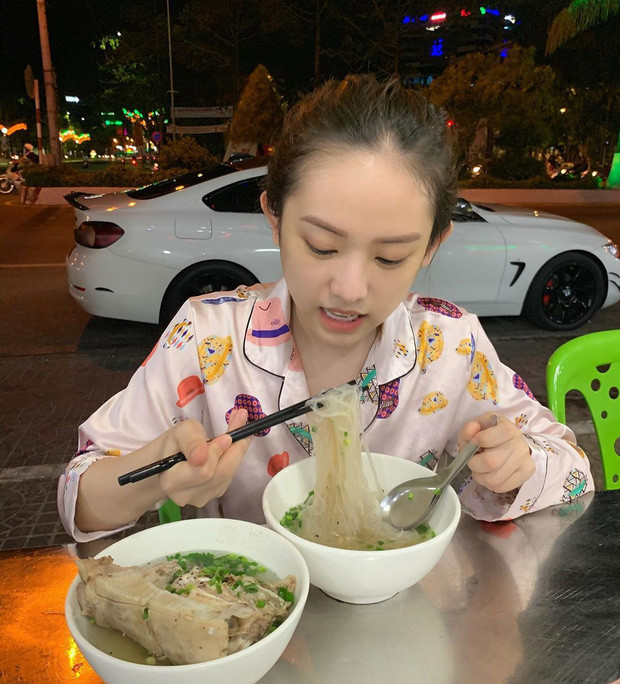 Một ngày cứ rảnh là đi ăn, chạy khắp nơi để được thưởng thức những món ngon trên thành phố không có, Thúy Vi xứng đáng là "thánh ăn" bằng cả cái tâm.