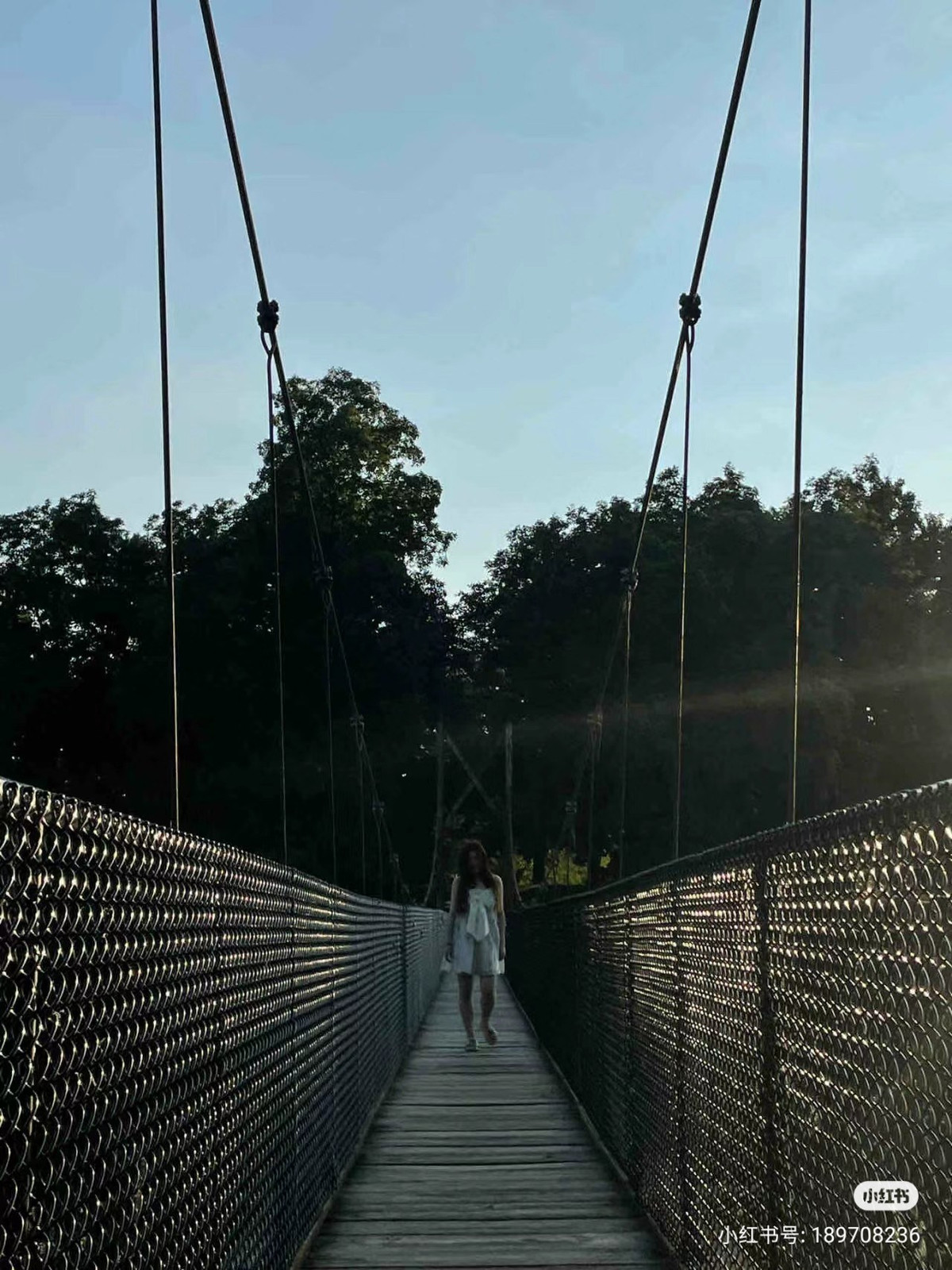 Bức ảnh khiến người xem giật mình thon thót vì cô gái bước đi giống như...hồn ma trong bộ váy trắng.