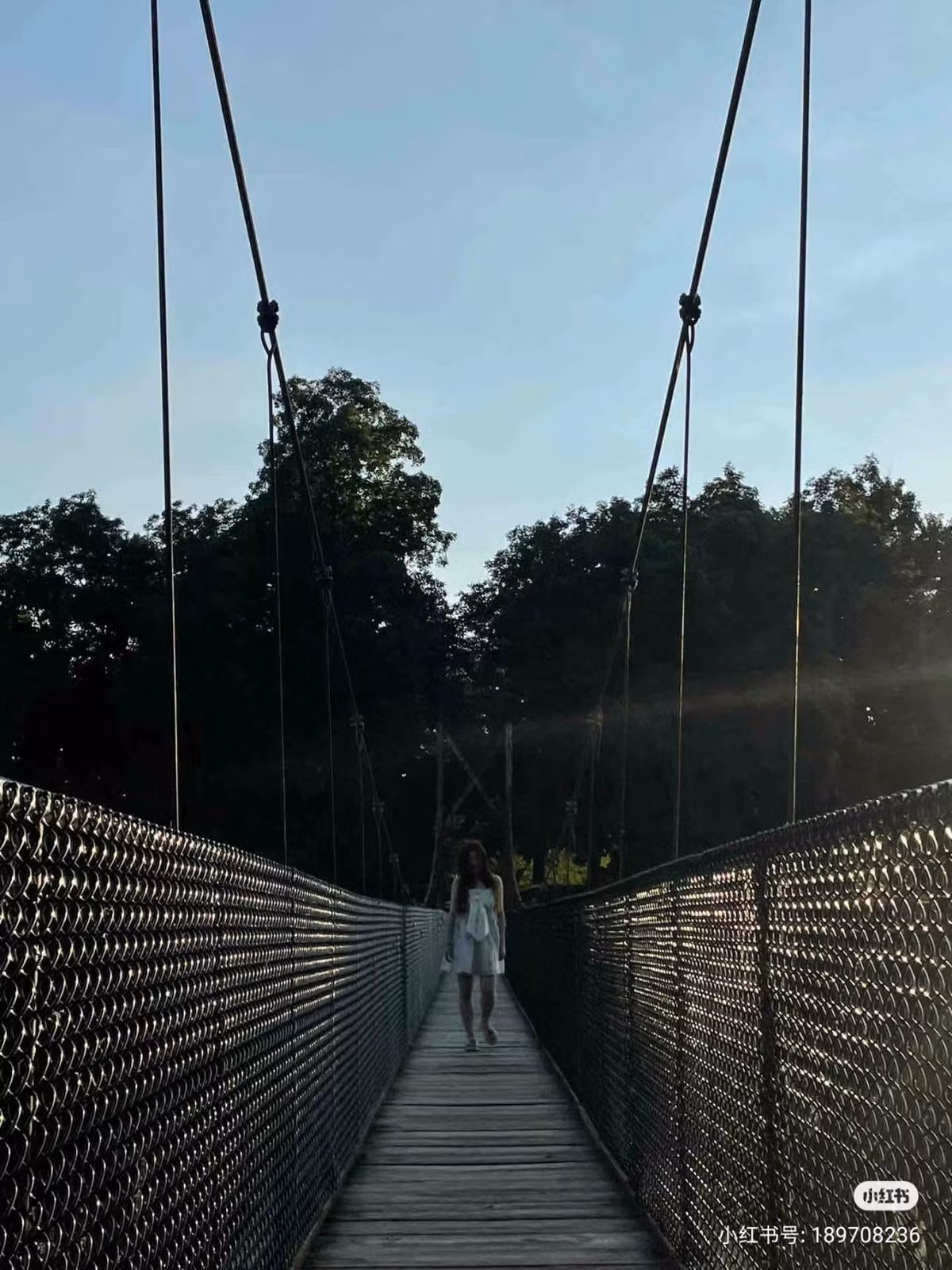 Bức ảnh khiến người xem giật mình thon thót vì cô gái bước đi giống như...hồn ma trong bộ váy trắng.