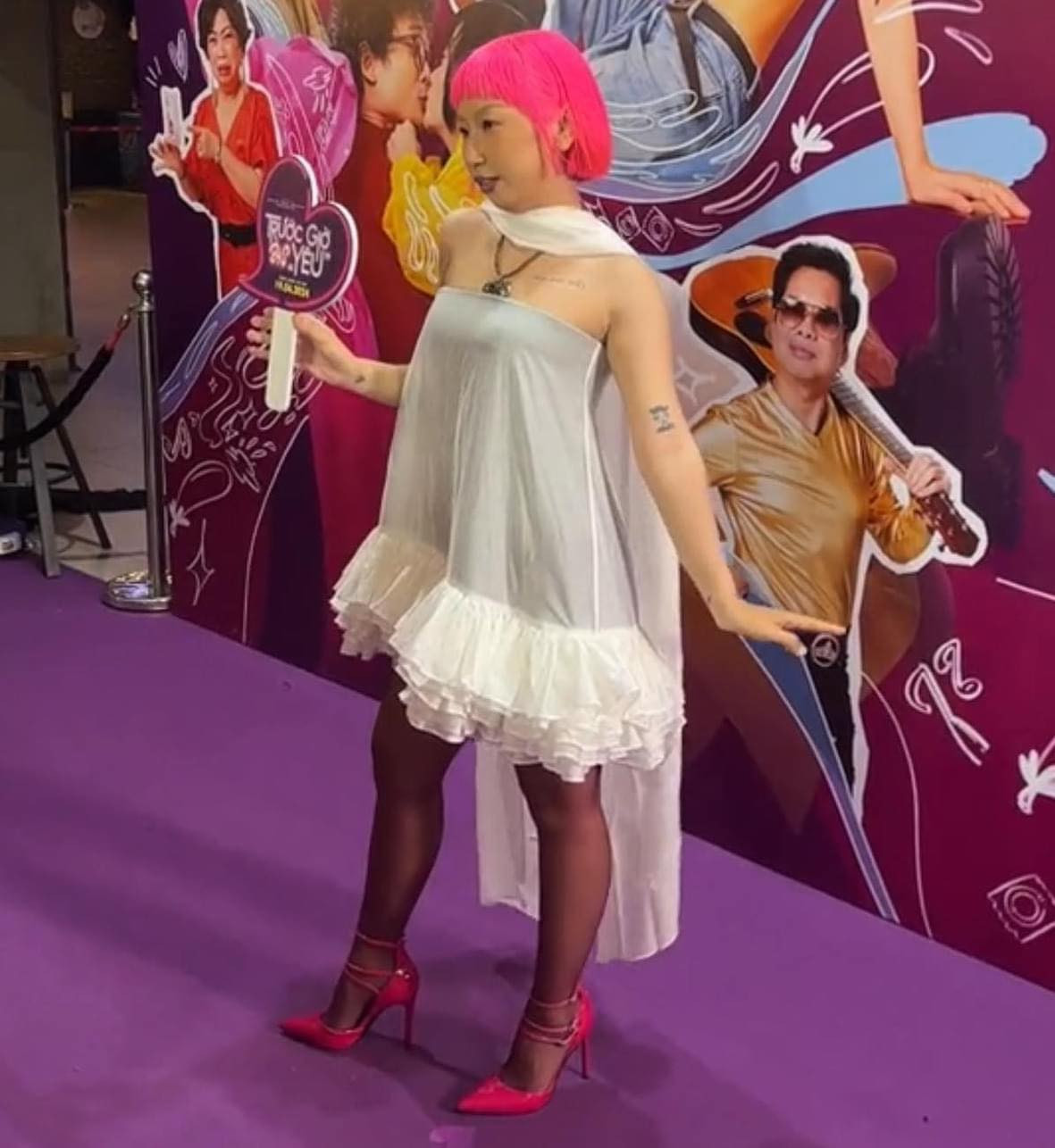 Tuy nhiên những hình ảnh gần đây của cô nàng gâu nên ý kiến trái chiều, nhiều người cho rằng cô nàng đang làm lố khi nhiều lần xuất hiện "không giống ai" trong những sự kiện tham dự.