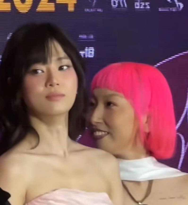 Không chỉ vậy, cô nàng cũng lựa chọn lói makeup đậm với màu son tím không lẫn vào đâu.