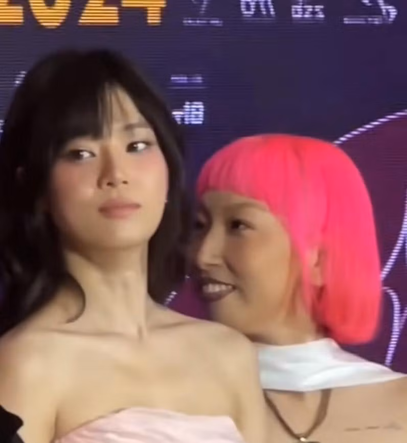 Không chỉ vậy, cô nàng cũng lựa chọn lói makeup đậm với màu son tím không lẫn vào đâu.