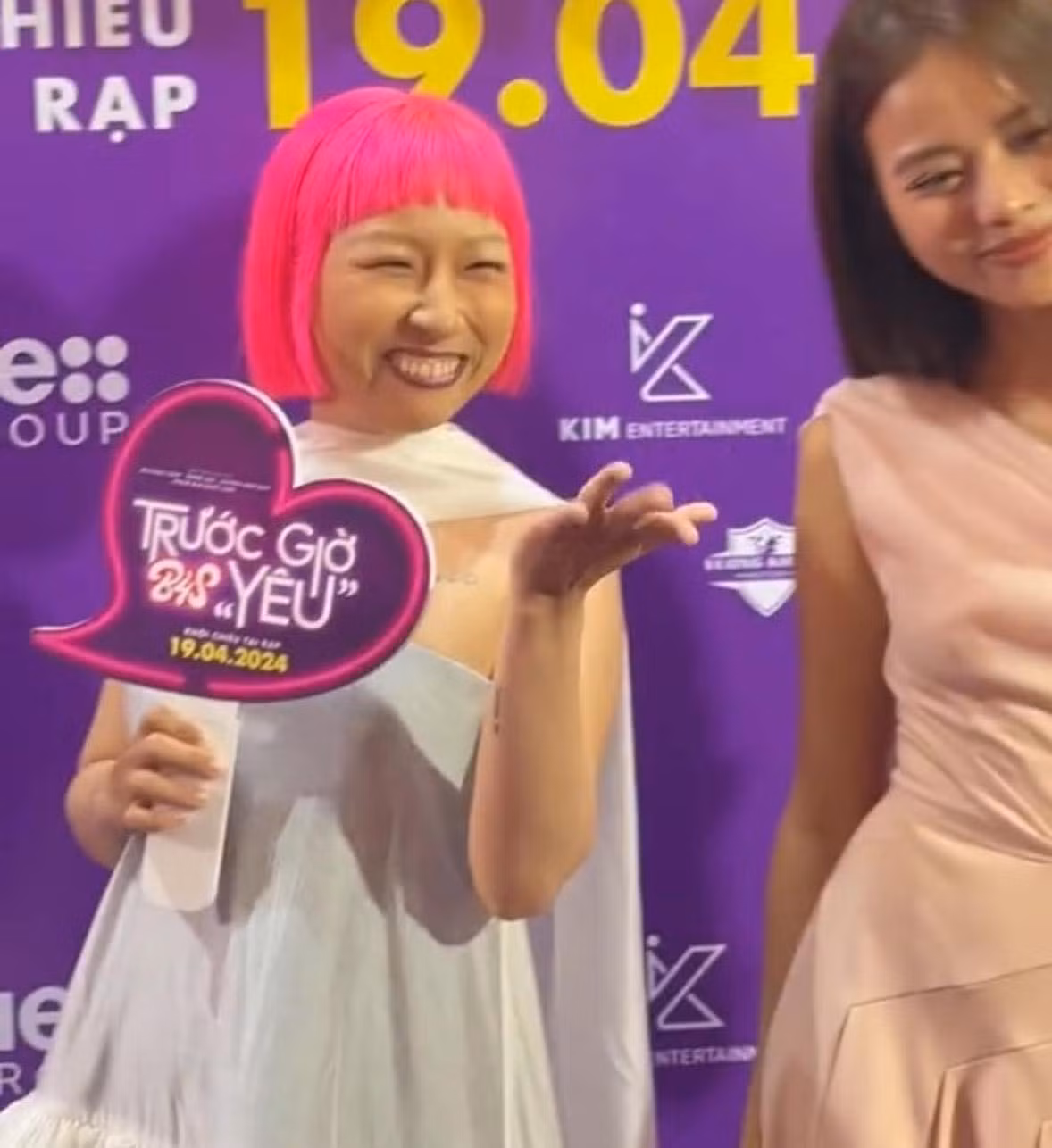 Không sở hữu nhan sắc nổi bật nhưng Trang Hý luôn biết cách để làm mình nổi bật giữa những người khác.