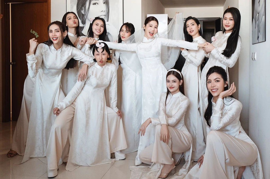 Trước đó, cô nàng cũng từng khiến netizen xôn xao khi xuất hiện tại đám cưới của Diễm My 9x. Giữa dàn phù dâu đoan trang, cô nàng trông khác lạ hẳn với kiểu mái khó hiểu.