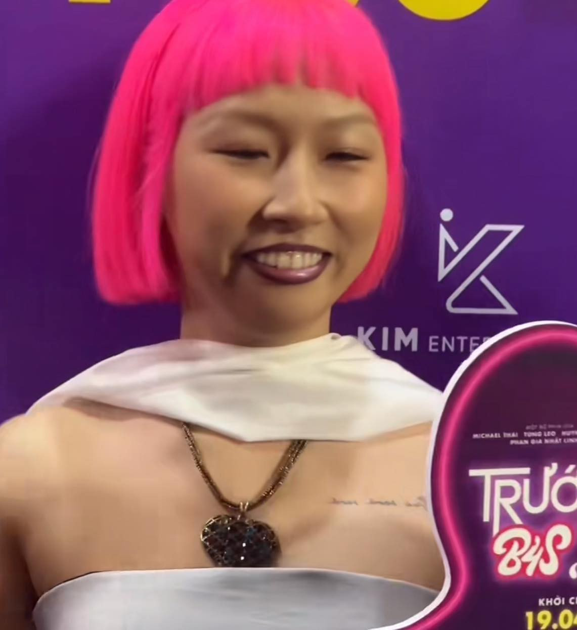 Nhiều netizen đã có phản ứng trước ngoại hình của cô nàng: "Có phải tham gia tiệc Halloween đâu mà hóa trang như thế", "hình như cô này cố tình vậy để gây chú ý đúng không".