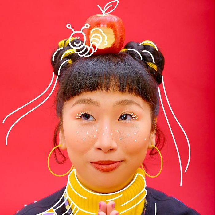 Không sở hữu một gương mặt xinh đẹp, cuốn hút như những hotface, hotgirl; cũng chẳng có một vóc dáng chuẩn chỉnh, cân đối, Trang Hý là một trong số ít những cô nàng nổi tiếng nhờ tính cách vui vẻ, hồn nhiền và hài hước của mình.