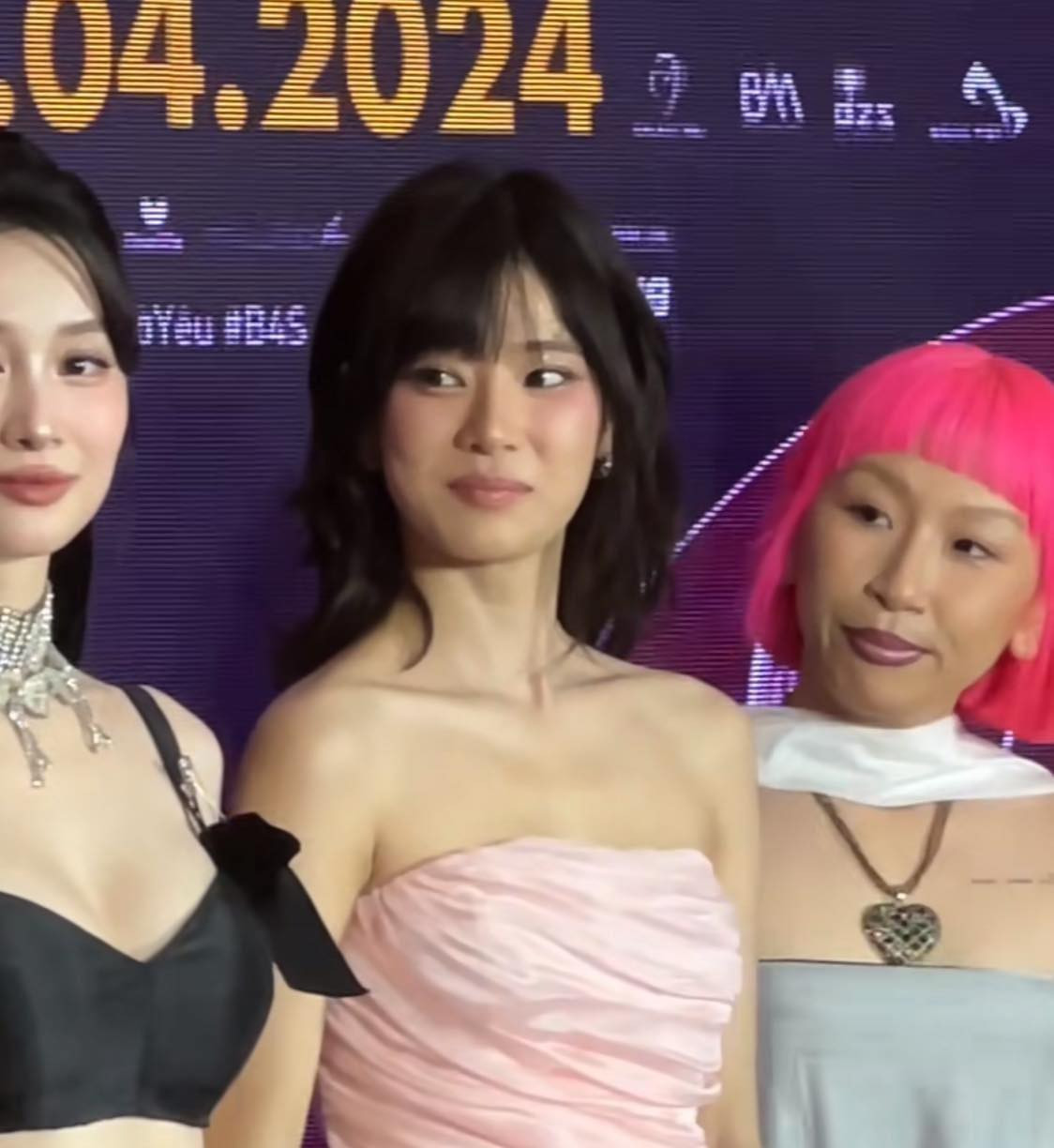 Tại công chiếu phim "B4S - Trước giờ yêu", rất nhiều tên tuổi đình đám như Hoàng Yến Chibi, Jun Vũ, Tôn Kinh Lâm, Khánh Vân, Việt Hưng, Khazsak xuất hiện. Thế nhưng khác với vẻ trang nhã của mọi người, Trang Hý nổi bật với mái tóc hồng neon.