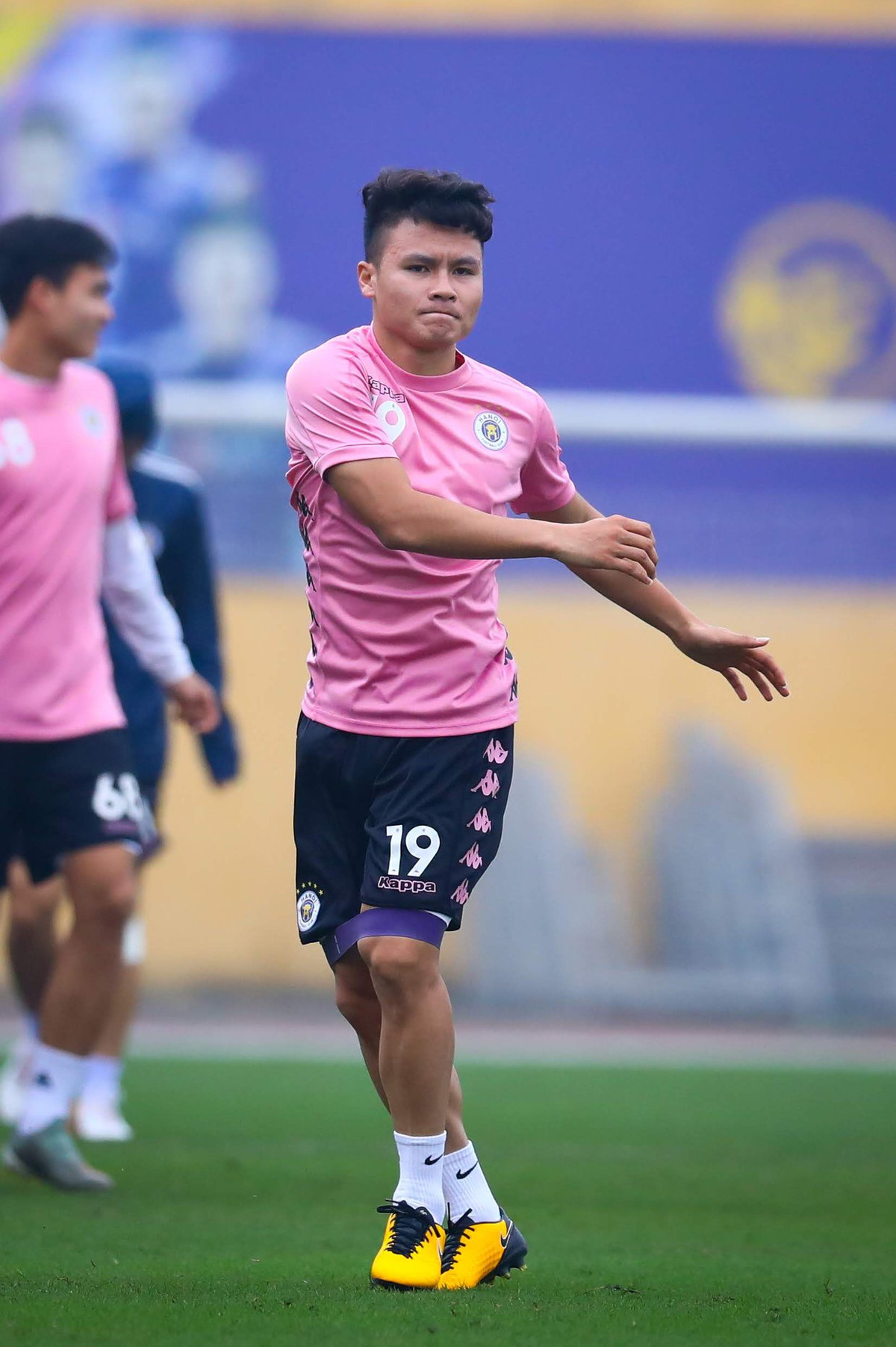 Sau đám cưới đình đám của Duy Mạnh ngày 9/2, các cầu thủ CLB Hà Nội trở lại luyện tập. Năm nay, một trong những bộ trang phục của đội có màu hồng cực dễ thương khiến người hâm mộ vô cùng thích thú. Trên fanpage chính thức của CLB bóng đá Thủ đô, Quang Hải là một trong những cầu thủ có nhiều khoảnh khắc dễ thương trong màu áo mới.