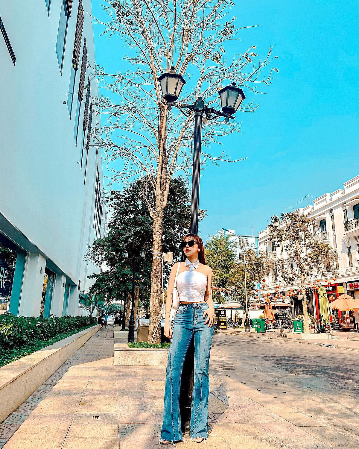 Gia Hân (SN 1997) và Hoàng Đức (SN 1998) đã hẹn hò với nhau được 1 năm. Cô nàng rất chịu khó theo chân bạn trai đi thi đấu. Điển hình, hot girl đã có mặt tại Philippines cổ vũ nam cầu thủ tham dự SEA Games 30 và đến Thái Lan khi U23 Việt Nam thi đấu VCK U23 Châu Á 2020.