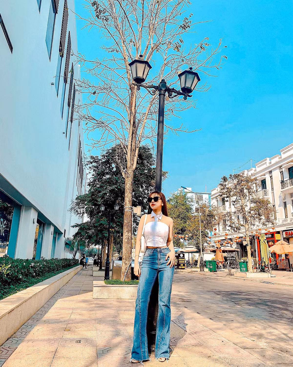 Gia Hân (SN 1997) và Hoàng Đức (SN 1998) đã hẹn hò với nhau được 1 năm. Cô nàng rất chịu khó theo chân bạn trai đi thi đấu. Điển hình, hot girl đã có mặt tại Philippines cổ vũ nam cầu thủ tham dự SEA Games 30 và đến Thái Lan khi U23 Việt Nam thi đấu VCK U23 Châu Á 2020.