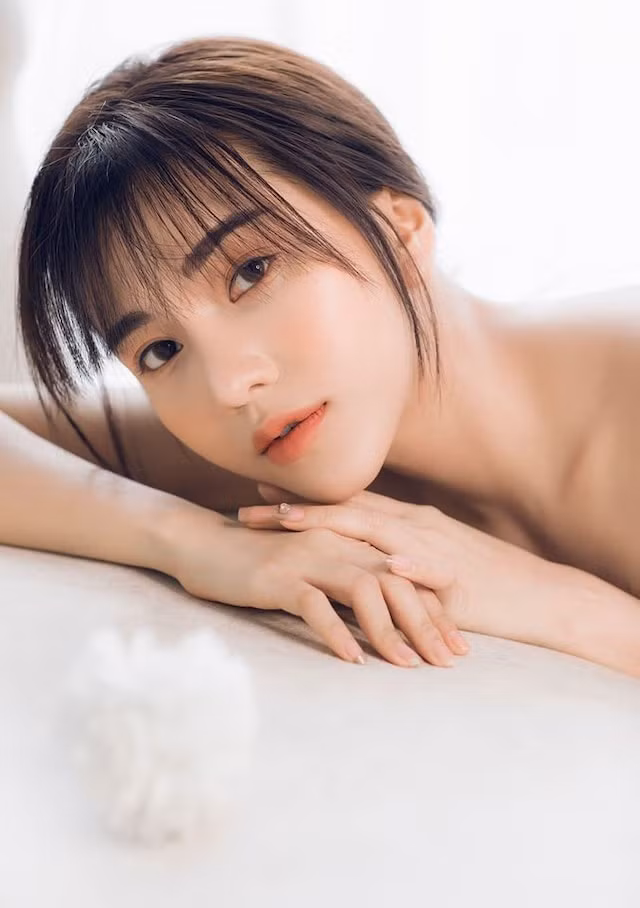 Để chào đón tuổi 23, mới đây, Gia Hân, bạn gái Hoàng Đức, cầu thủ đang khoác áo CLB Viettel đăng tải bộ ảnh cực nóng bỏng lên trang cá nhân. Trong hình, cô nàng diện một chiếc váy ngủ ren mỏng manh, để lộ gần hết vòng 1 căng tròn, đẫy đà.