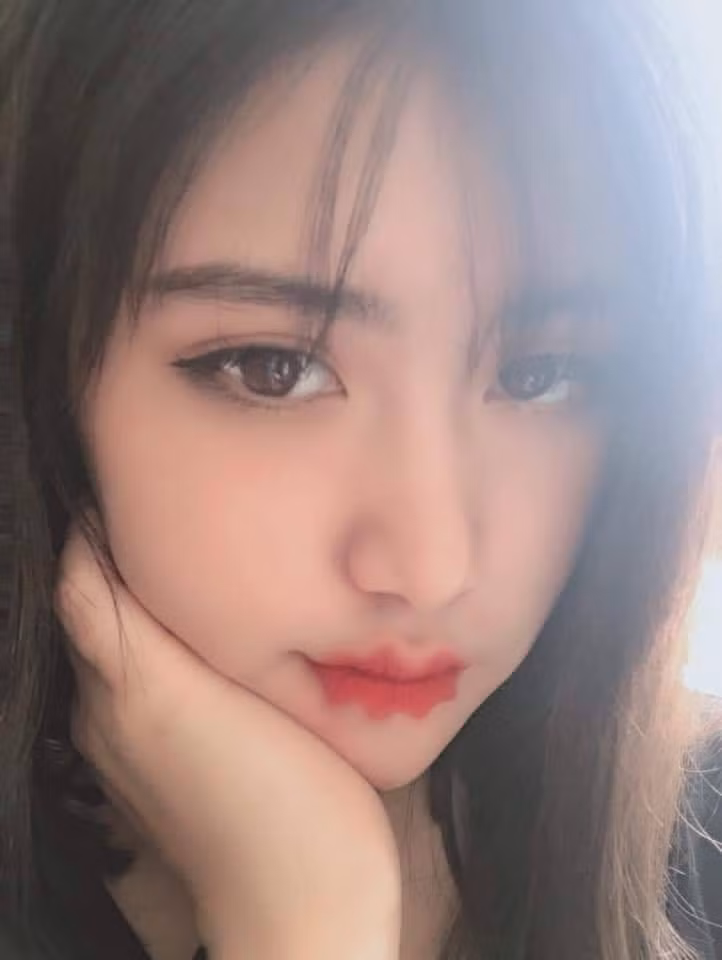 Đầu năm 2019, trào lưu môi cánh én hay còn được gọi là môi Mazda (vì giống biểu tượng của hãng ô tô Mazda) lên ngôi khiến nhiều người khiếp vía vì quá kinh dị. Khi "cánh én" chưa kịp chìm xuống thì một trào lưu xăm môi khác ra đời.