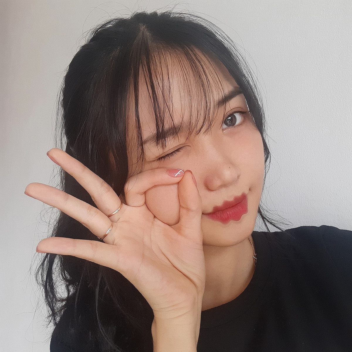 Trào lưu môi răng cưa này khiến nhiều người liên tưởng tới cặp lông mày răng cưa, cũng là trào lưu của giới trẻ trên thế giới cách đây vài tháng. Điểm chung của trào lưu này là môi hay lông mày đều có những đường uốn lượn.