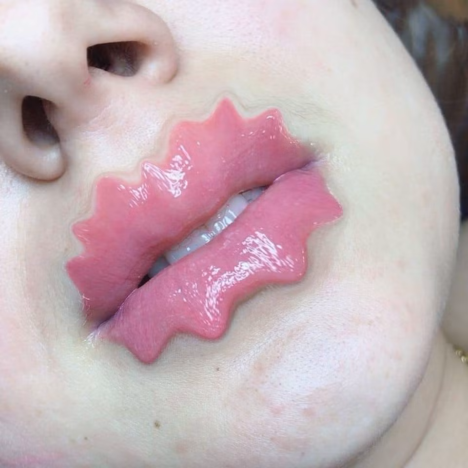 Theo đó, đôi môi sẽ được tạo hình bằng những đường cong uốn lượn cực kỳ sắc nét. Dù mới xuất hiện trên mạng xã hội nhưng trào lưu gây sốt này đã thu hút sự quan tâm của rất nhiều người.