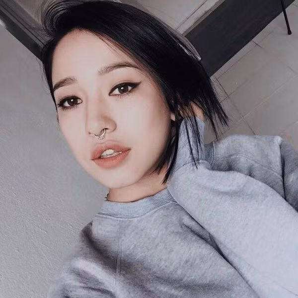 Một trong những hot girl sở hữu mái tóc ngắn ấn tượng không thể không nhắc đến Klaudia Nguyễn, cô nàng cuốn hút bởi nét đẹp sắc sảo được pha trộn từ hai dòng máu Việt - Ba Lan cùng phong cách thời trang chất lừ.