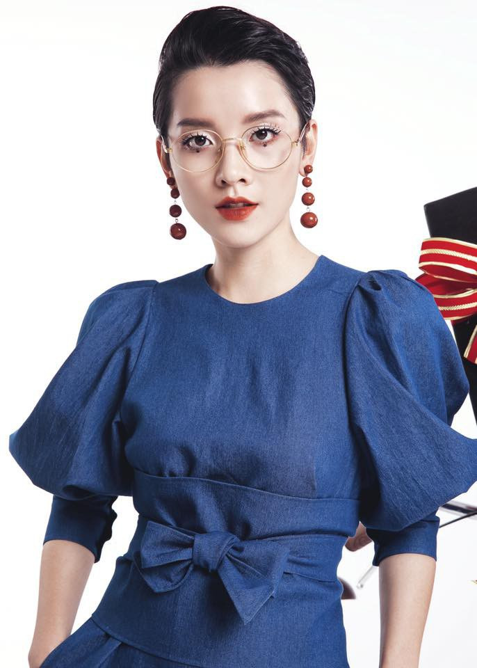 Hồng Xuân được nhận xét có vẻ đẹp lạ, dễ gây ấn tượng, mái tóc ngắn táo bạo kết hợp gu thời trang cá tính.