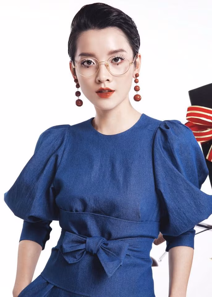 Hồng Xuân được nhận xét có vẻ đẹp lạ, dễ gây ấn tượng, mái tóc ngắn táo bạo kết hợp gu thời trang cá tính.