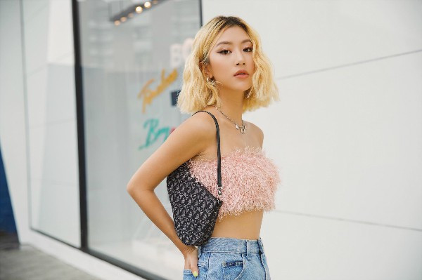 Không thể phủ nhận, dù để kiểu tóc gì, cô nàng hot girl triệu follower này vẫn rất xinh đẹp, cá tính.