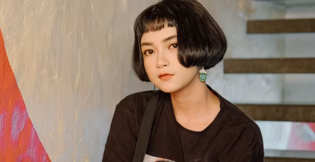 Mái tóc ngắn trên vai rất kén người, thế nhưng riêng Kỳ Hân lại rất phù hợp với kiểu tóc này hơn ai hết. Được biết, cô nàng lấy cảm hứng mái tóc từ Matilda - một nhân vật trong bộ phim Hân rất thích.