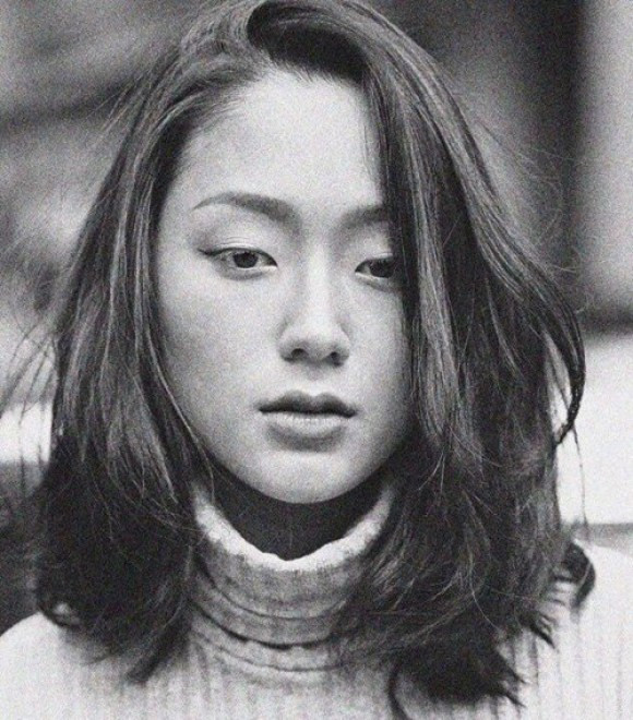 Cô bạn luôn gây ấn tượng với gương mặt đẹp, đường nét thanh thoát, đôi mắt sắc sảo, có thần thái biểu cảm tốt.