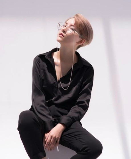 Hồng Xuân cho biết đã gắn liền với mái tóc ngắn từ năm 20 tuổi. Ít ai biết, cô nàng từng vấp phải sự phản đối kịch liệt từ phía gia đình do cắt tóc quá ngắn như thế này.