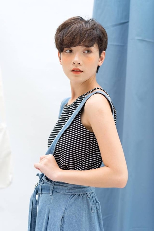 Trần Hồng Xuân (biệt danh Morr, sinh năm 1993, ở Lạng Sơn) cũng là hot girl có mái tóc ngắn cực ấn tượng. Cô nàng người mẫu với chiều cao 1,63 m. Dù không quá nổi bật nhưng cô tạo được “thương hiệu” nhờ mái tóc undercut và khuôn mặt cuốn hút.