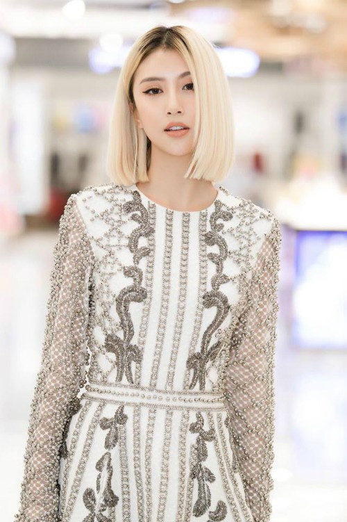 Hot girl Quỳnh Anh Shyn là cái tên không còn xa lạ gì với giới trẻ Việt hiện nay, khác với hình ảnh cô nàng dịu dàng với mái tóc dài, Quỳnh Anh của hiện tại đã phá cách hơn khi luôn luôn tạo ấn tượng với mái tóc ngắn cá tính.