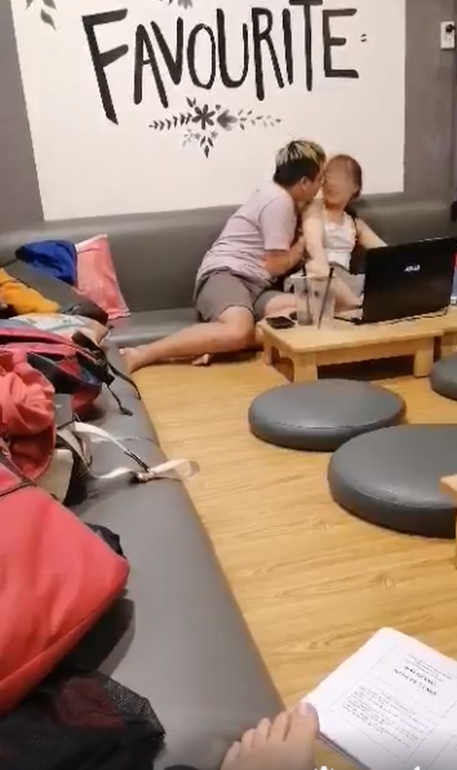 Đây không phải lần đầu tiên, nhiều bạn trẻ vô tư thể hiện tình cảm quá đà tới mức phản cảm tại những nơi công cộng. Trước đây đã từng có rất nhiều clip được chia sẻ trên mạng xã hội ghi lại cảnh nóng của các cặp đôi.