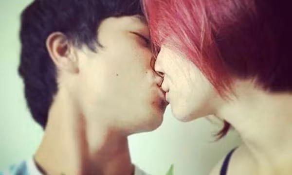 Ai duọc lọi tù vụ lọ ảnh Cong Phuọng hon Hoa Minzy?