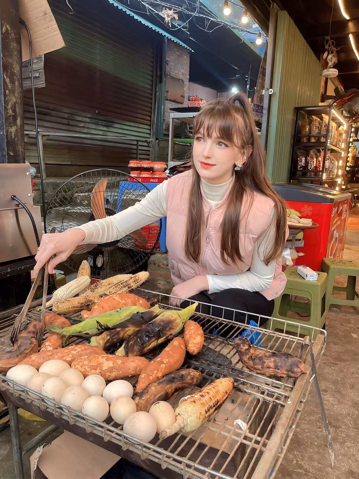 Alexa cho biết với nghề DJ, ngoại hình là yếu tố quan trọng. Đa phần các nữ DJ đều ăn mặc gợi cảm, bốc lửa. Với riêng Alexa, cô ưu tiên trang phục tôn dáng, bắt mắt trong chừng mực. Đó cũng là cách bảo vệ bản thân của 9X khi làm công việc về đêm.