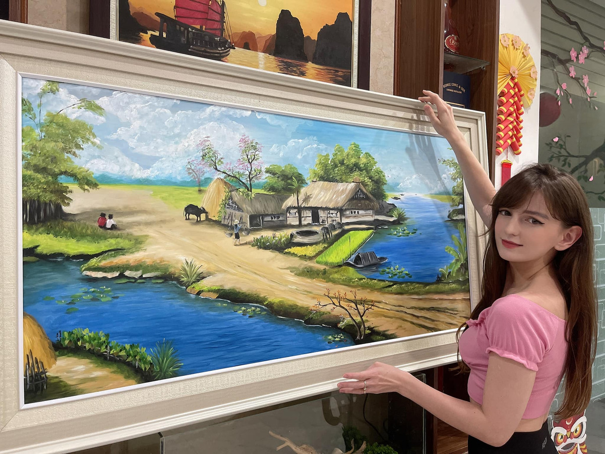 Cô nàng còn có niềm đam mê với hội họa.