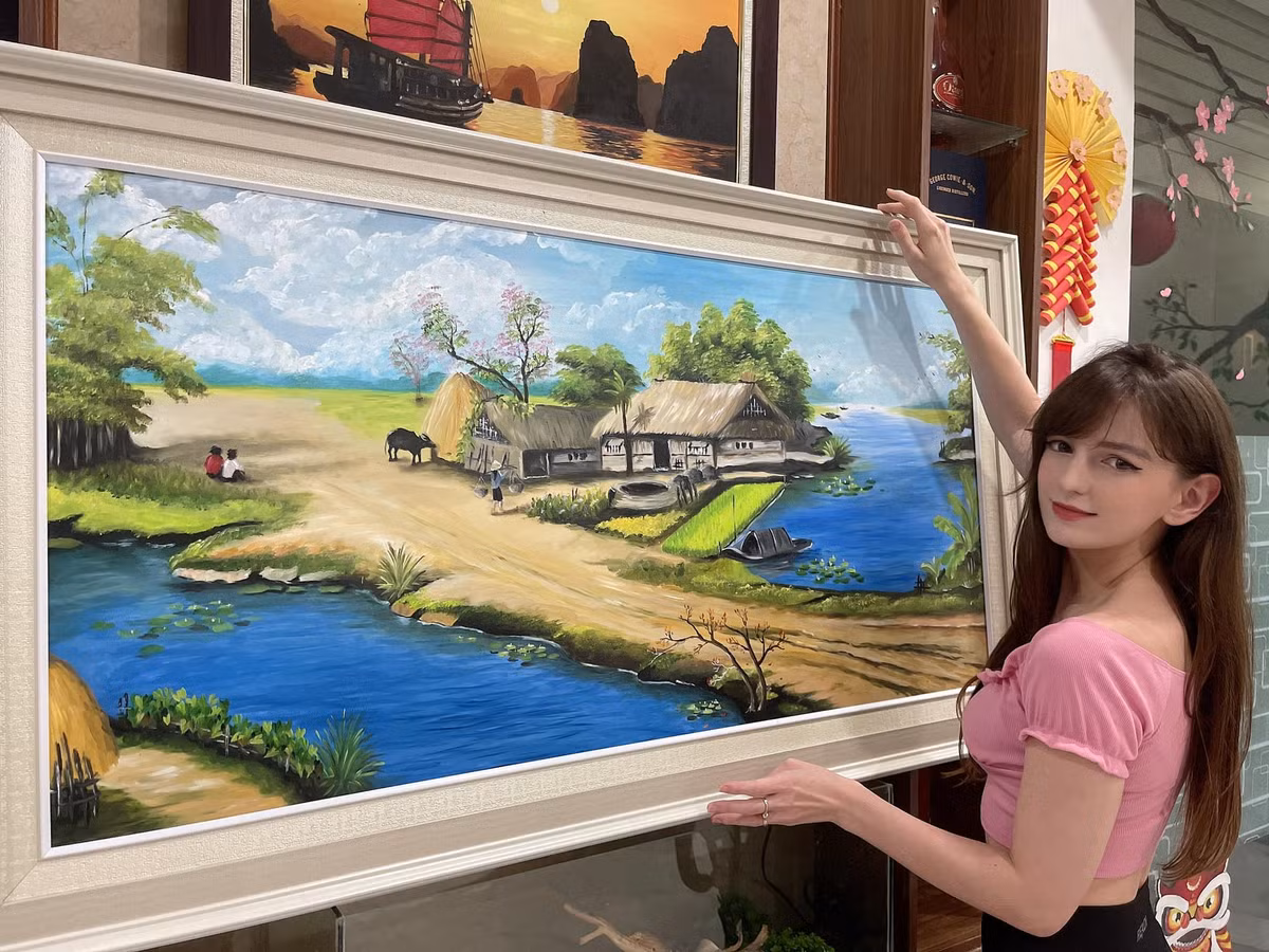 Cô nàng còn có niềm đam mê với hội họa.